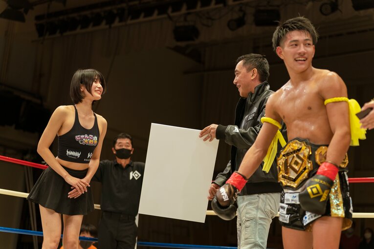 「“ラウンドガール不要論”をどう思う？」人気ラウンドガール・来栖うさこに“グラドル界と格闘技”の関係を聞いてみた〈特別グラビア〉(56)