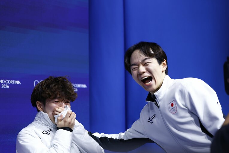 銅メダルを知って泣き崩れる佐藤を陽キャな笑顔で称える鍵山！【スワイプするとそのほかの写真もご覧になれます】　©Sunao Noto / JMPA