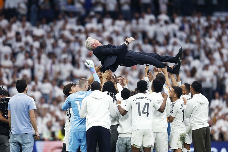 退任を受けて胴上げされるアンチェロッティ。まっすぐと伸びた姿勢に体幹の良さを伺わせた