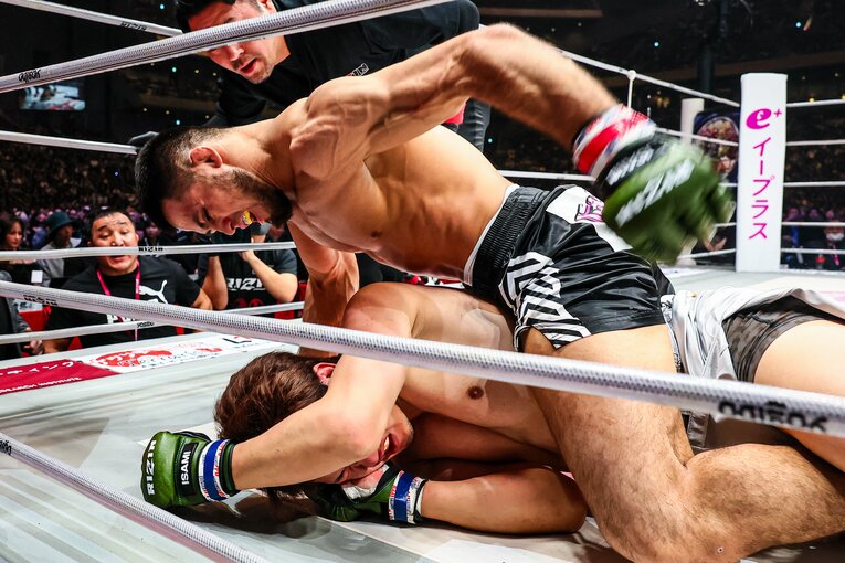 朝倉未来の顔面に強烈なパウンドを叩き込むシェイドゥラエフ（連続写真の1枚目）【スワイプするとその他の写真もご覧になれます】©RIZIN FF Susumu Nagao