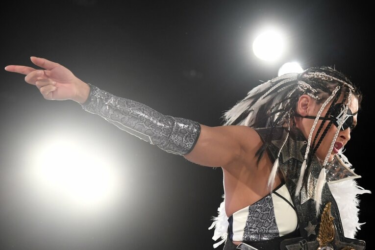 眼帯姿でポーズを決めるジュリア