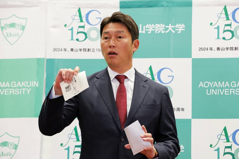 サインを入れた「交渉権確定」のクジを持参　©Shigeki Yamamoto