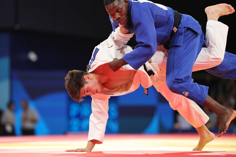 混合団体戦、決勝フランス戦の村尾三四郎　©Tetsuya Higashikawa/JMPA