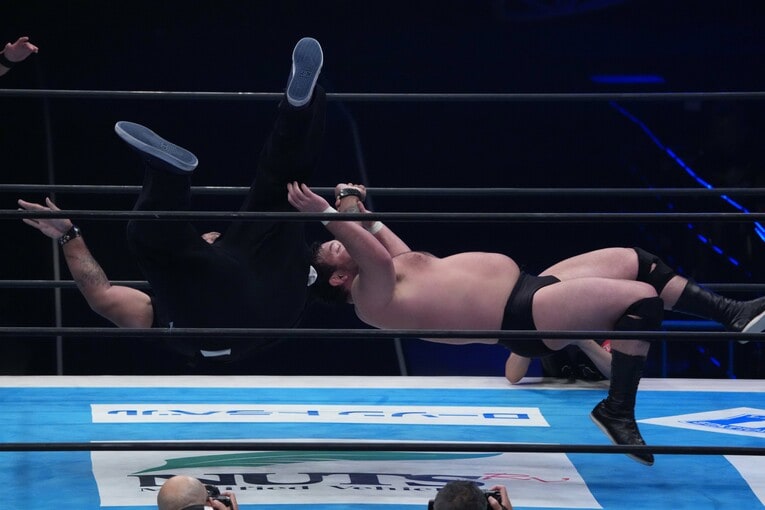 ドン・ファレをアングルスラムで投げるウルフアロン。5月3日、福岡国際センター　©Essei Hara
