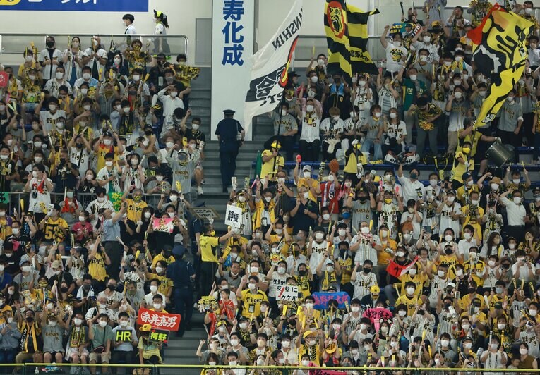 東京ドームで声出し応援をする阪神ファン　©︎JIJI PRESS