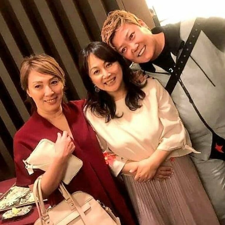 同期の尾崎魔弓、ダイナマイト関西と　©OZアカデミー