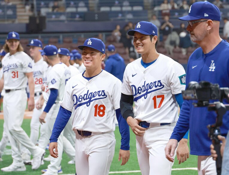 エキシビションマッチで国歌斉唱を終え、ベンチに戻る大谷と山本。山本は21日の第2戦に先発予定　©JIJI PRESS