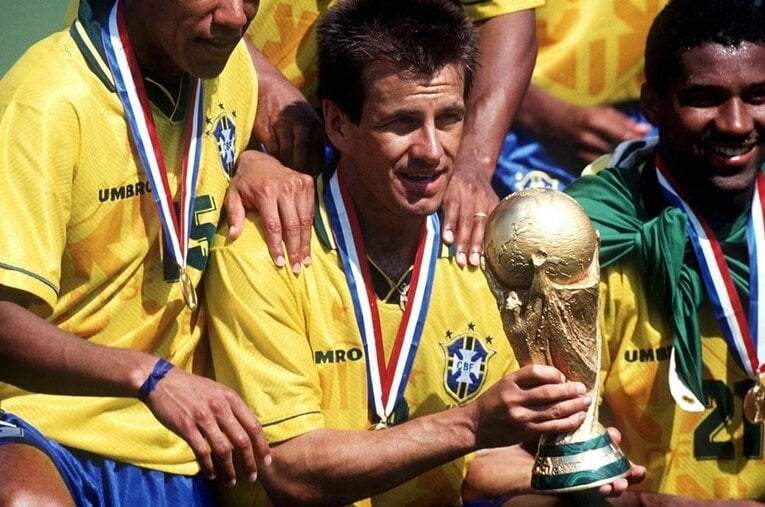 アメリカW杯を制してトロフィーを手にするドゥンガ。しかし4年前は“拷問レベル”の批判にさらされた ／ photograph by Lutz Bongarts/Getty Images