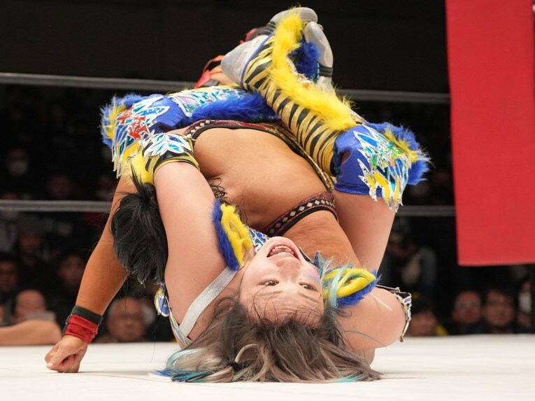 フロントネックロックで里村明衣子を攻めるウナギ・サヤカ　©Essei Hara