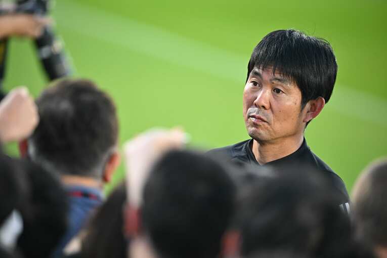 コスタリカ戦後の練習で取材に応じる森保監督　©Takuya Kaneko／JMPA
