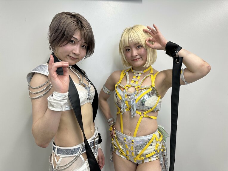 試合後、両選手にインタビュー。革紐の「つながり」は外さないままだった　©Norihiro Hashimoto