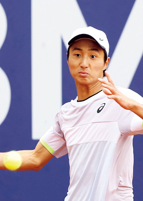 望月はクレーで開催されたATP下部ツアー大会（イタリア）で優勝。10代のチャレンジャー制覇は今季4人目だ