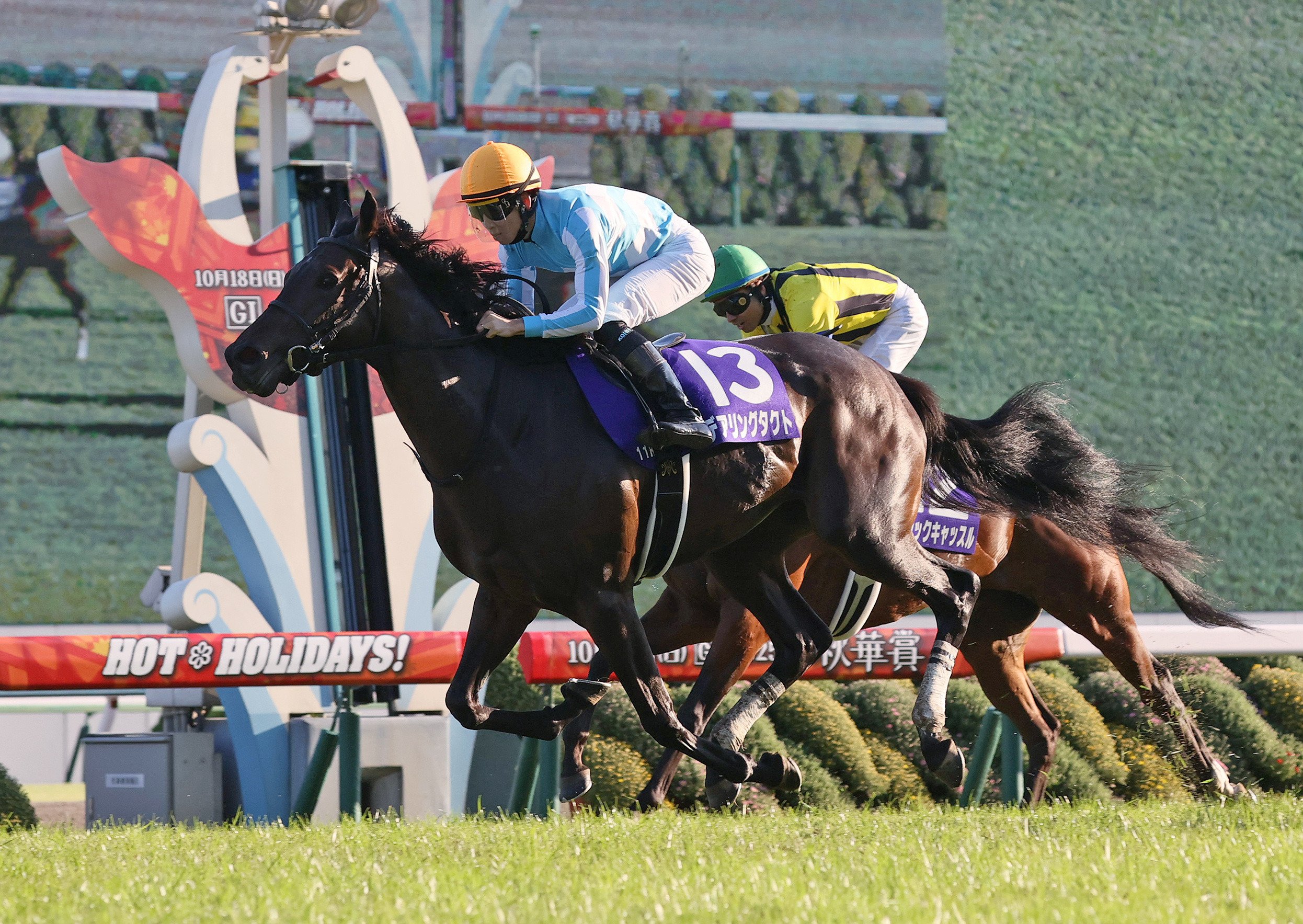 2020年の秋華賞を制し、牝馬クラシック3冠馬となったアリングタクトと松山弘平　©JIJI PRESS