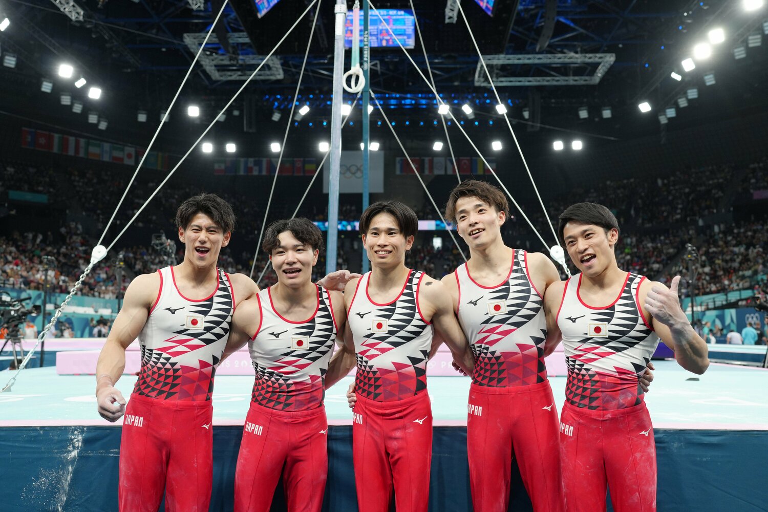 予選演技後の記念撮影では、笑顔も見えた橋本(左端)。ここからの復活に期待がかかる ©JIJI PRESS