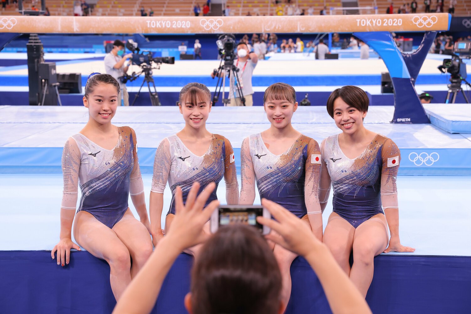 東京五輪団体総合後に笑顔で写真に写るメンバー。左から畠田瞳、杉原愛子、平岩優奈、村上茉愛　©Ryosuke Menju/JMPA