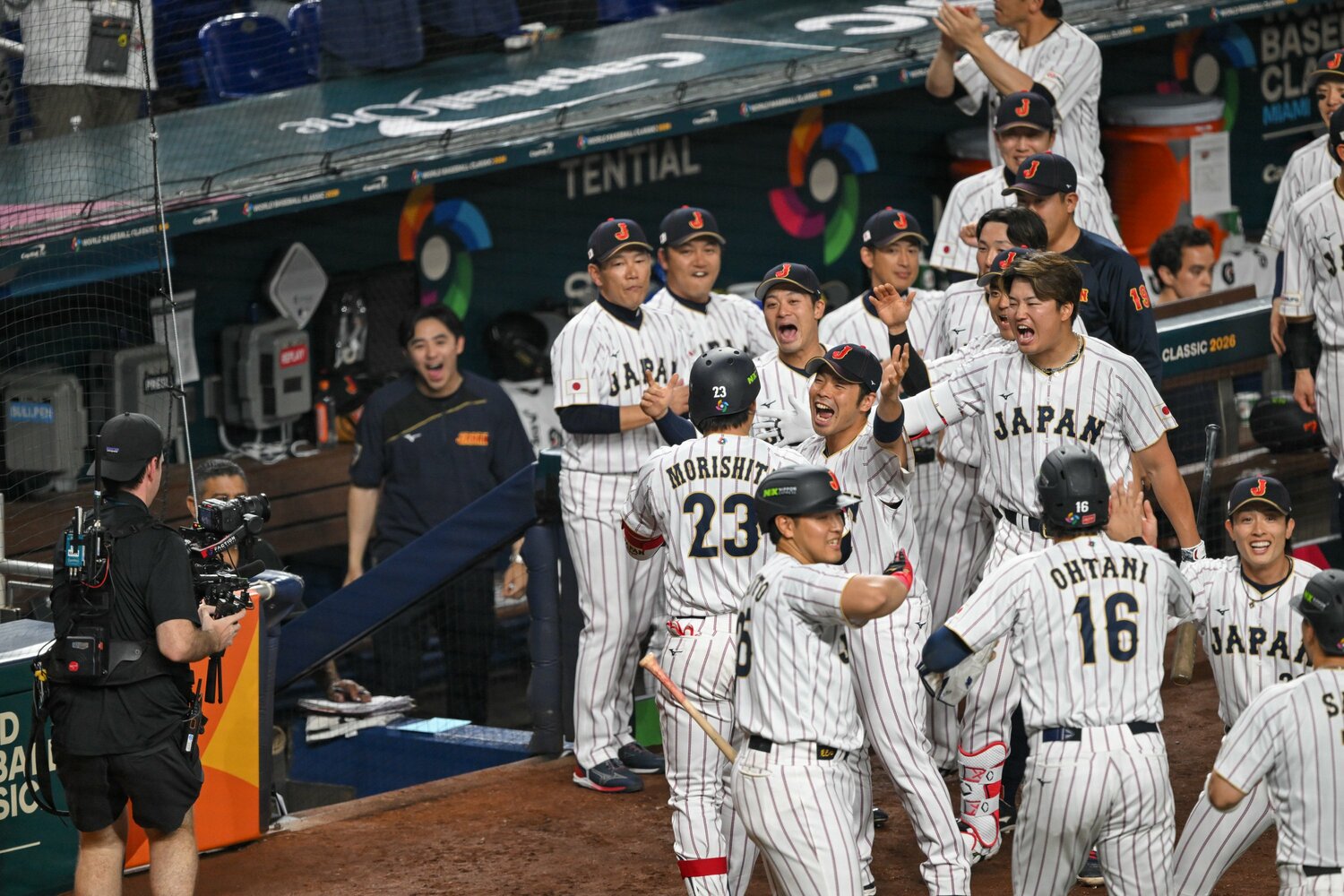 ベネズエラ戦で3ランを放った阪神の同僚・森下翔太を熱く出迎える　©Nanae Suzuki