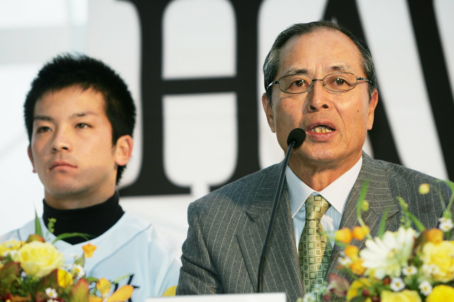 2005年、ホークス入団会見時の松田。右は当時監督・王貞治 ©JIJI PRESS