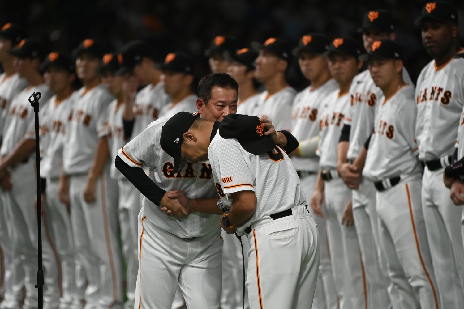 今季最終戦の原監督退任セレモニーで握手とハグを交わした阿部新監督　©︎Naoya Sanuki