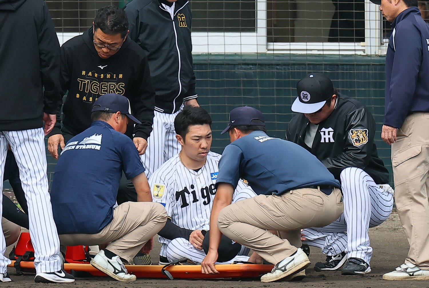 2月の阪神宜野座キャンプ、紅白戦で足を負傷した石井大智。「左アキレス腱損傷」と発表された ©Sankei Shimbun