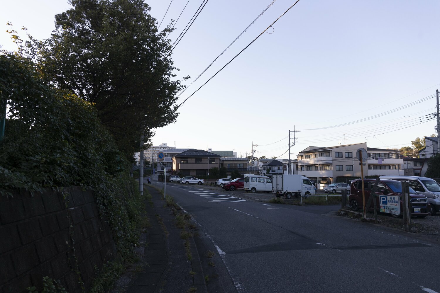 競馬場の外周跡と思われる道を歩く