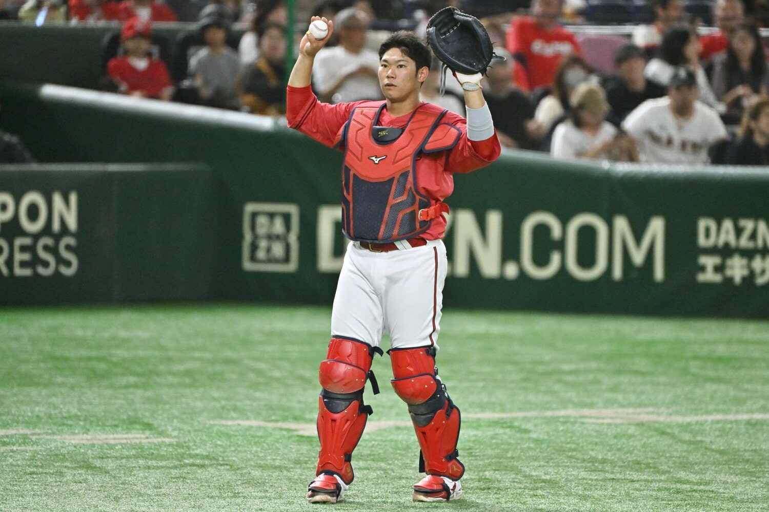 一塁で起用されることも多い坂倉。正捕手としての存在感を高めていけるか　©Hideki Sugiyama