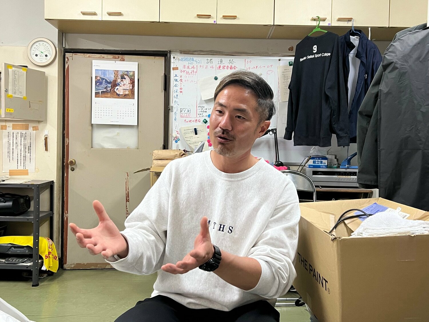 都島工業で野球部監督を務める小宅　©Takeshi Shimizu