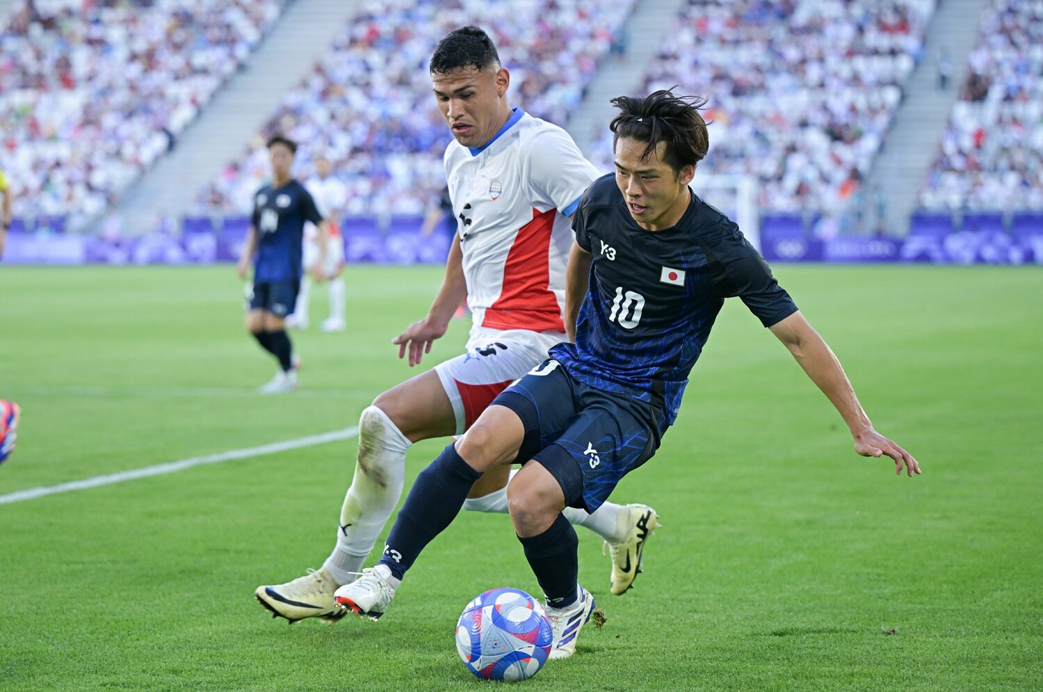 斉藤はパラグアイ守備陣のハードマークも軽やかにかわし、三戸の追加点を演出した ©Takuya Kaneko/JMPA