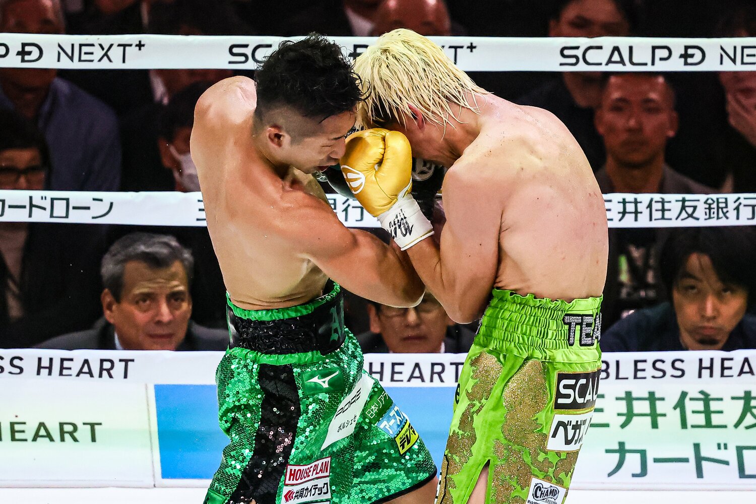 ガードの隙間から右アッパーをねじ込む井上拓真　©Susumu Nagao