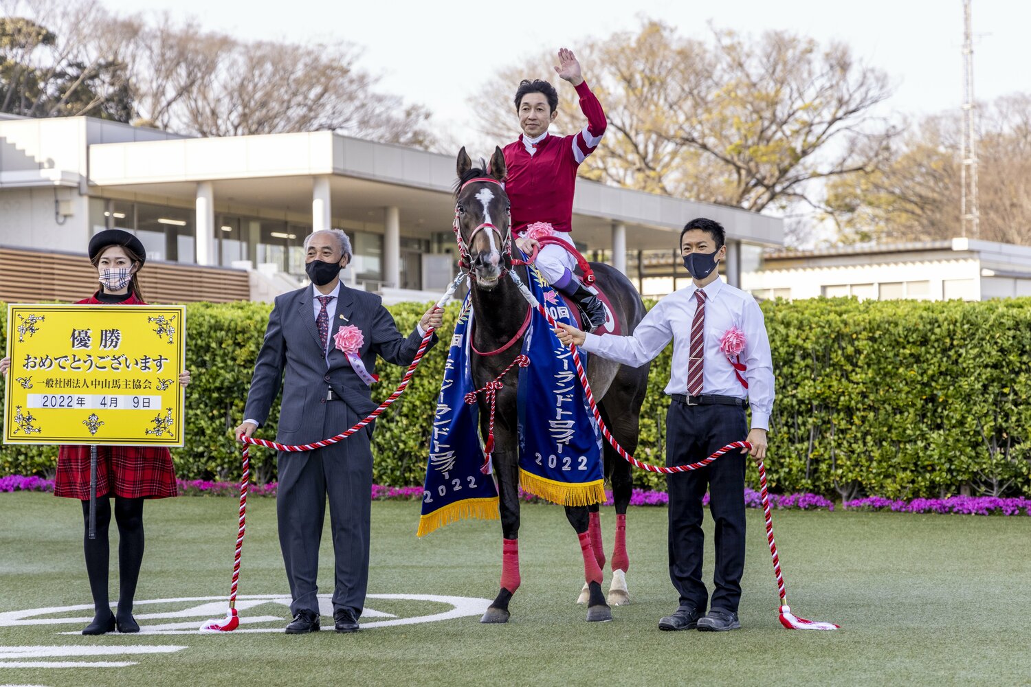 ジャングロを管理する森秀行調教師（左から2人目）。競馬界屈指の“海外通”として知られている　©Photostud
