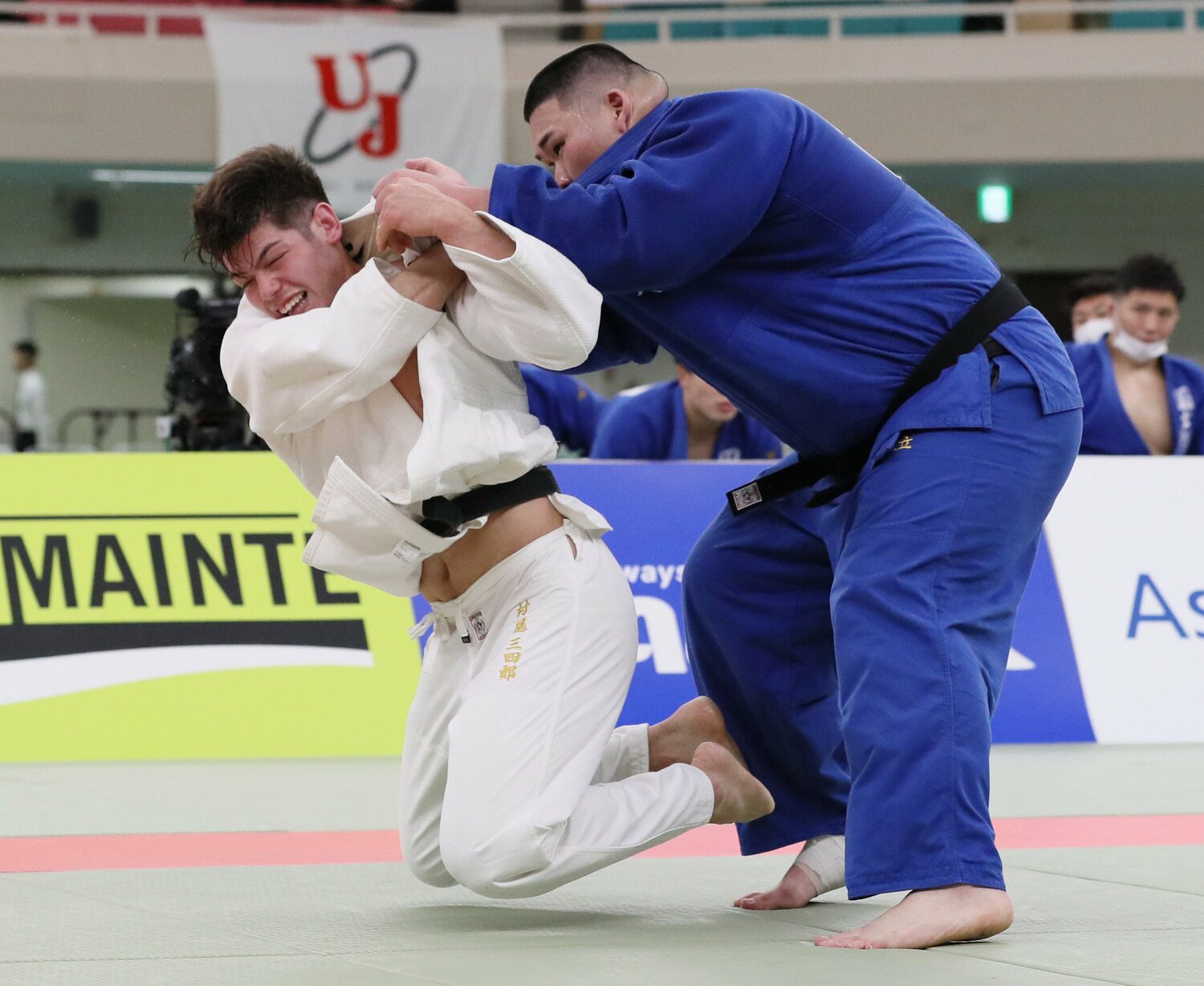 2022年の全日本学生柔道にて、斉藤立に対し果敢に攻める村尾（1枚目／2枚）　©JIJI PRESS