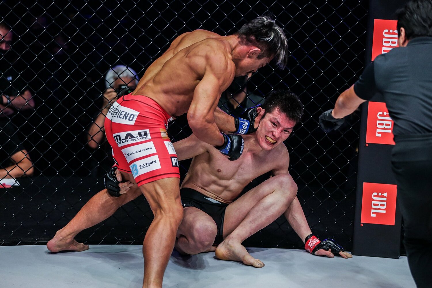 2ラウンドは秋山が打撃で圧倒　©ONE Championship