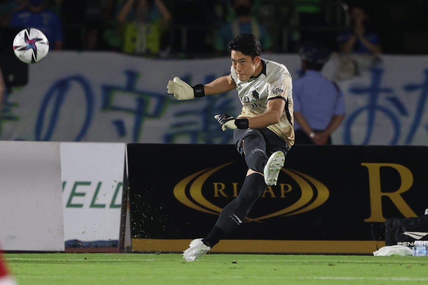 東京五輪3位決定戦からわずか3日後の8月9日、対鹿島アントラーズ戦。ピッチには谷の姿があった　©Getty Images