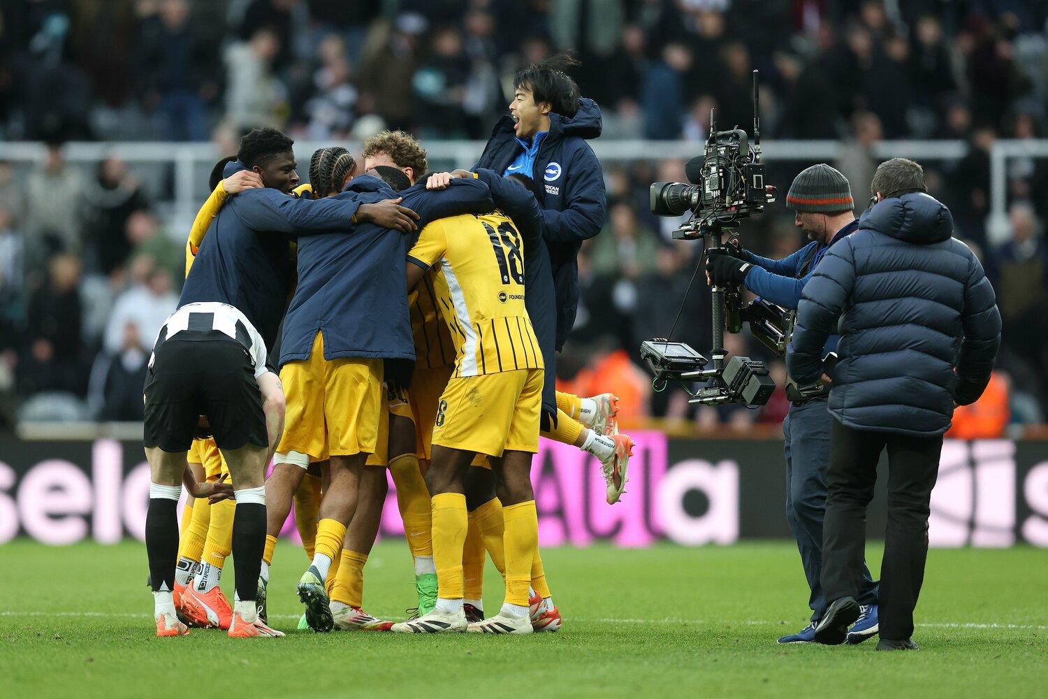 3月2日、FAカップのニューカッスル戦。延長後半、劇的ゴールで勝利したブライトン。試合終了後に、歓喜の輪に飛び込んだ三笘薫（右）　©Getty Images