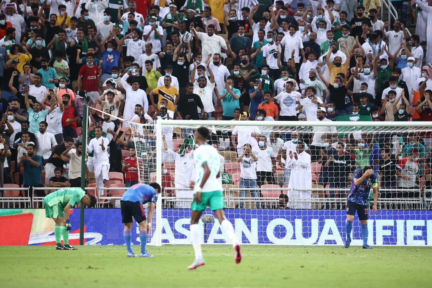 アジア最終予選、第3節サウジアラビア戦（アウェイ）での失点直後。センターライン付近から柴崎岳の吉田へのバックパスがずれたところを相手FWに突かれた　©AFLO