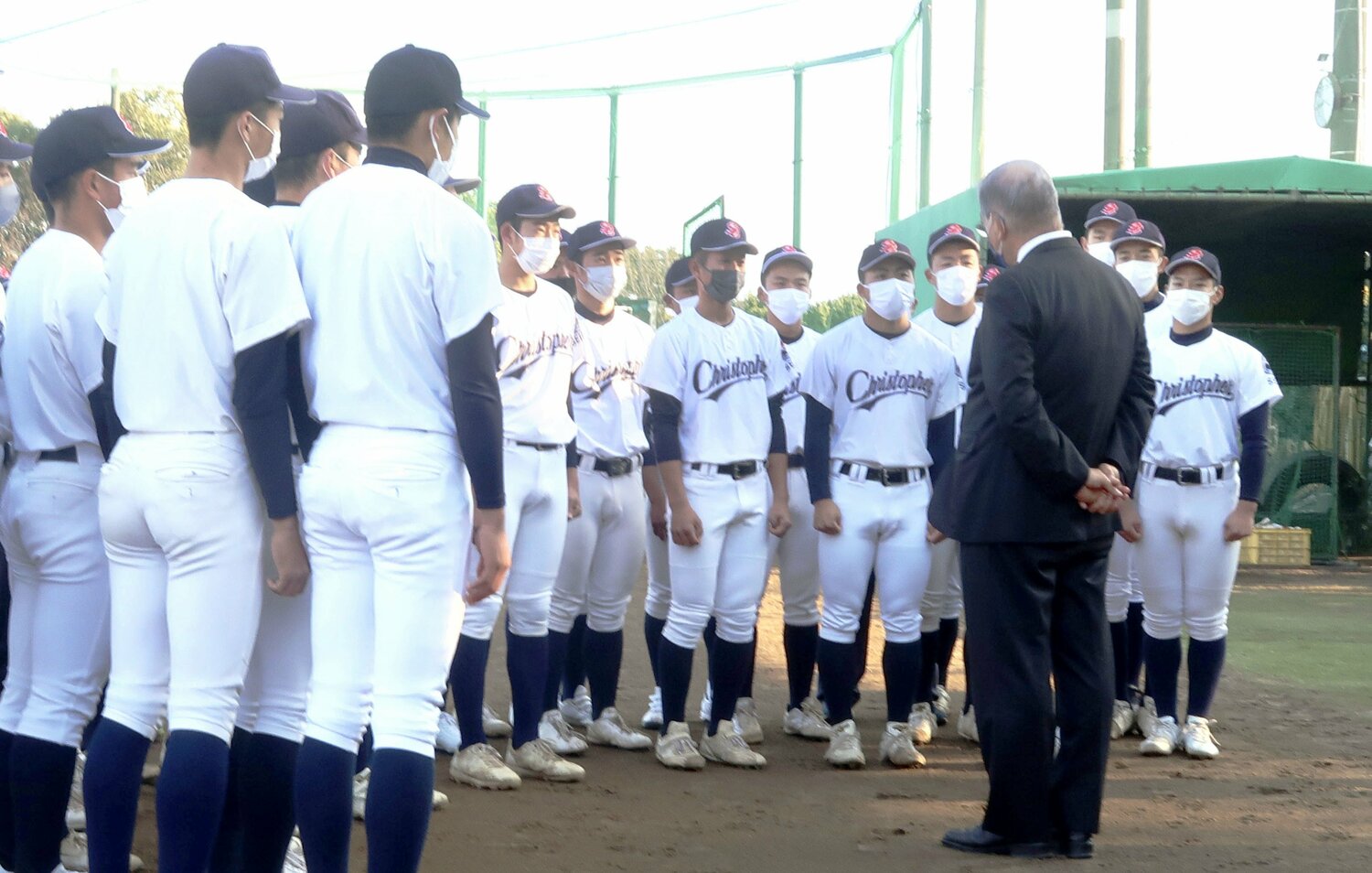 2022年、東海大会で準優勝しながら春のセンバツ選考で落選。上村敏正監督のもとに集まる弓達ら選手たち　©KYODO