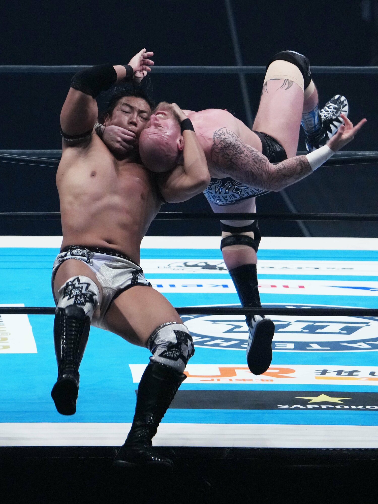 ゲイブ・キッドにロープ越しのネックブリーカーを見舞う竹下幸之介　©Essei Hara