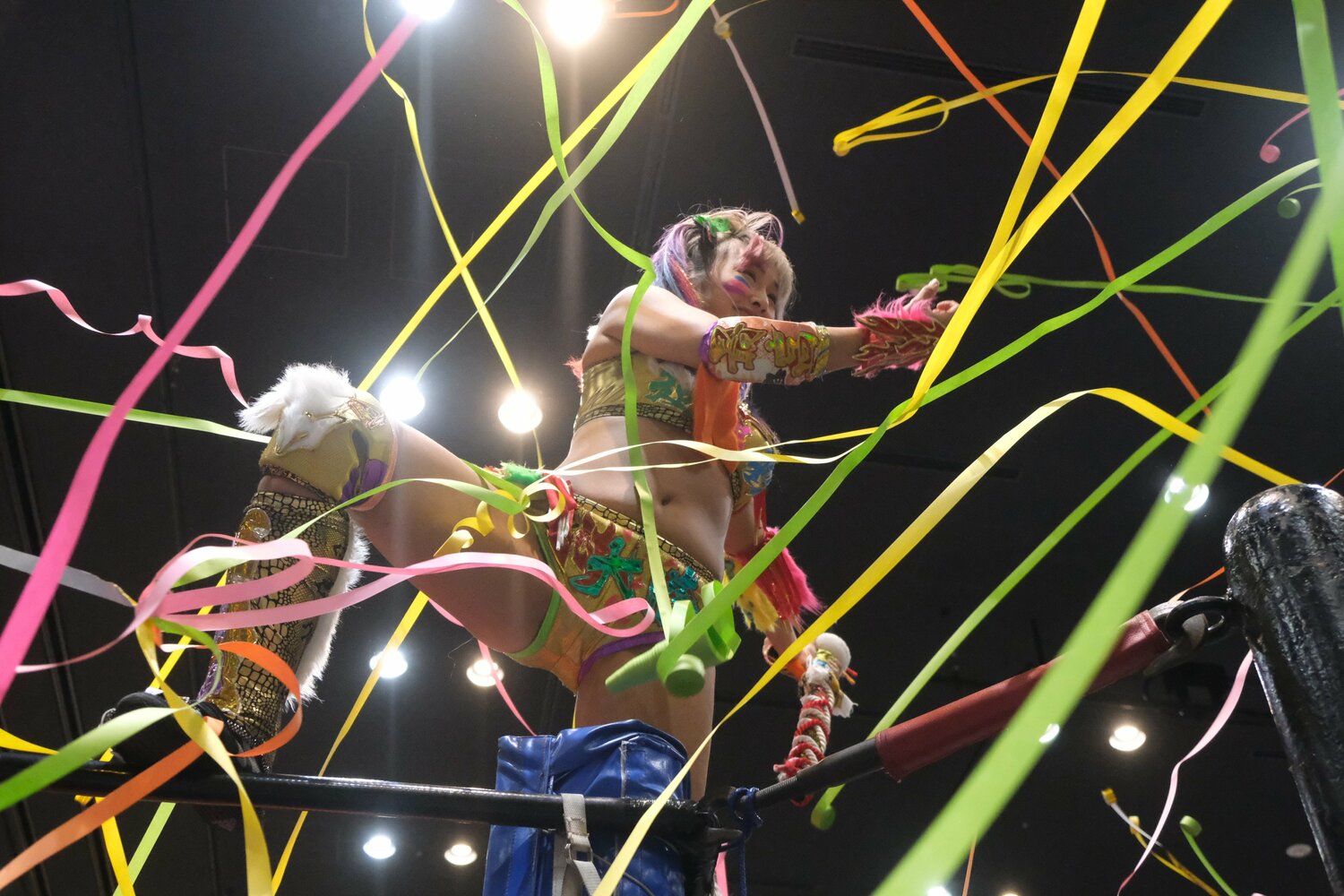 リングインすると大量の紙テープ。注目度、集客力は抜群と言っていい　©Norihiro Hashimoto