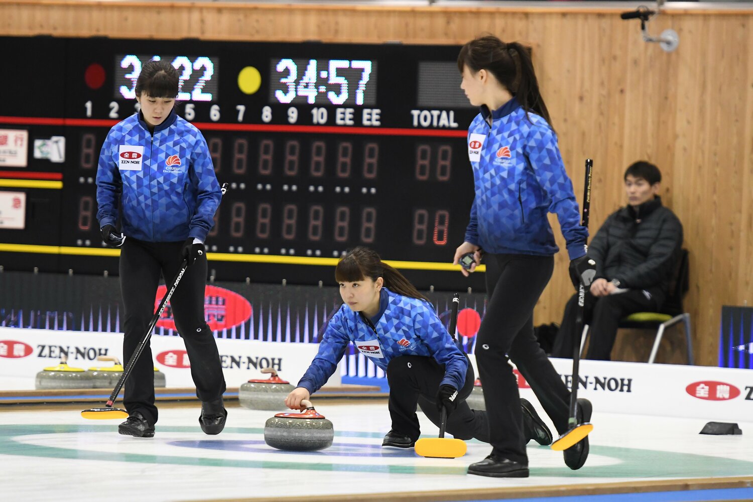 中部電力の中心選手として活躍してきた松村。カーリング選手の両親はミックスダブルスを組み、きょうだいもカーリング選手というカーリング一家で育った　©JCA IDE