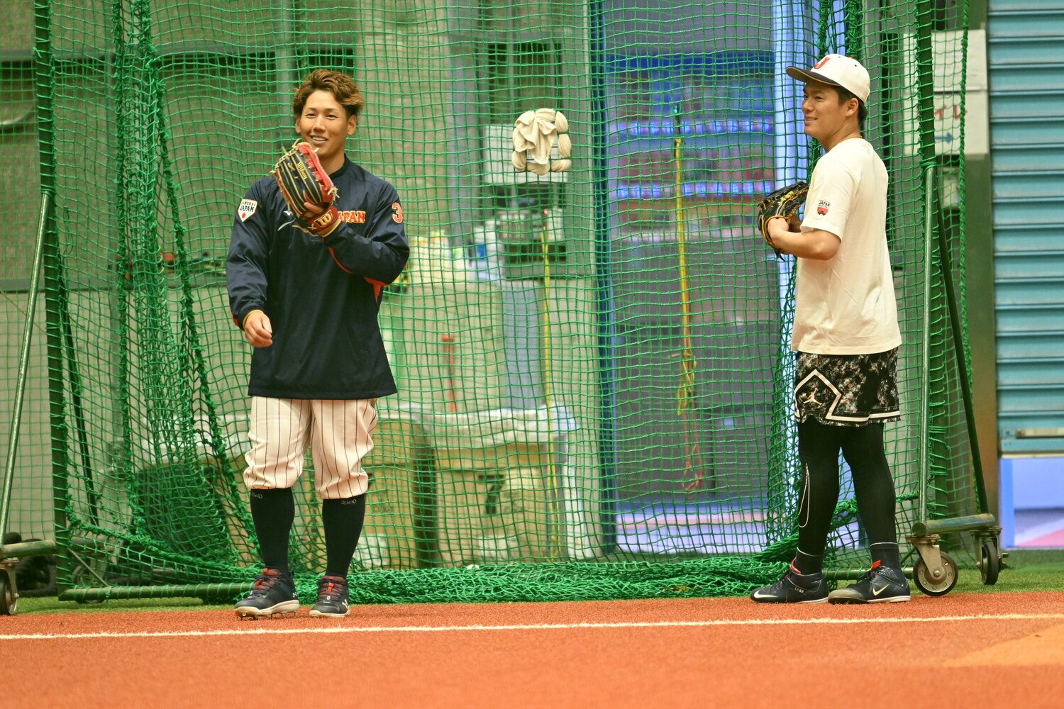 オリックスの二軍施設で行われたWBCに向けた日本代表の練習中に、言葉を交わす吉田正尚（左）と山本由伸　©︎Naoya Sanuki