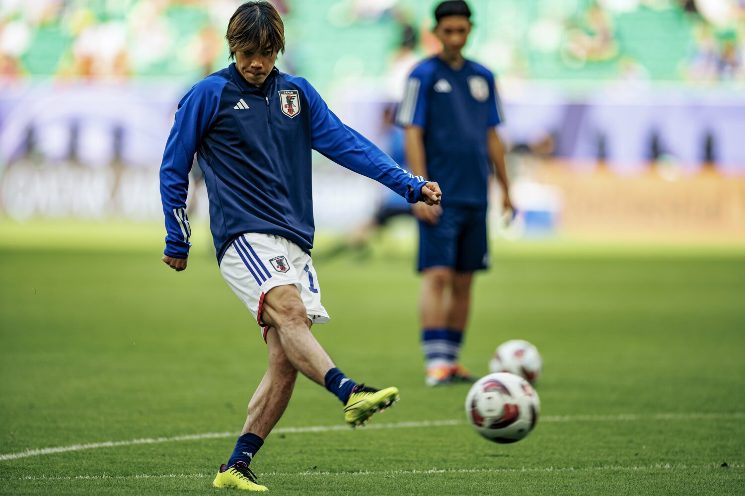 1月31日、バーレーン戦前にアップを行う伊東純也　©Kiichi Matsumoto