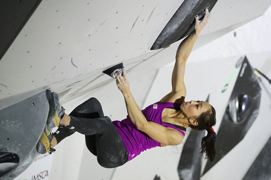 重力に逆らって登れ！ 壁面の頭脳戦。「スポーツクライミング」の楽しみ方。＜Number Web＞ photograph by JMSCA/アフロ