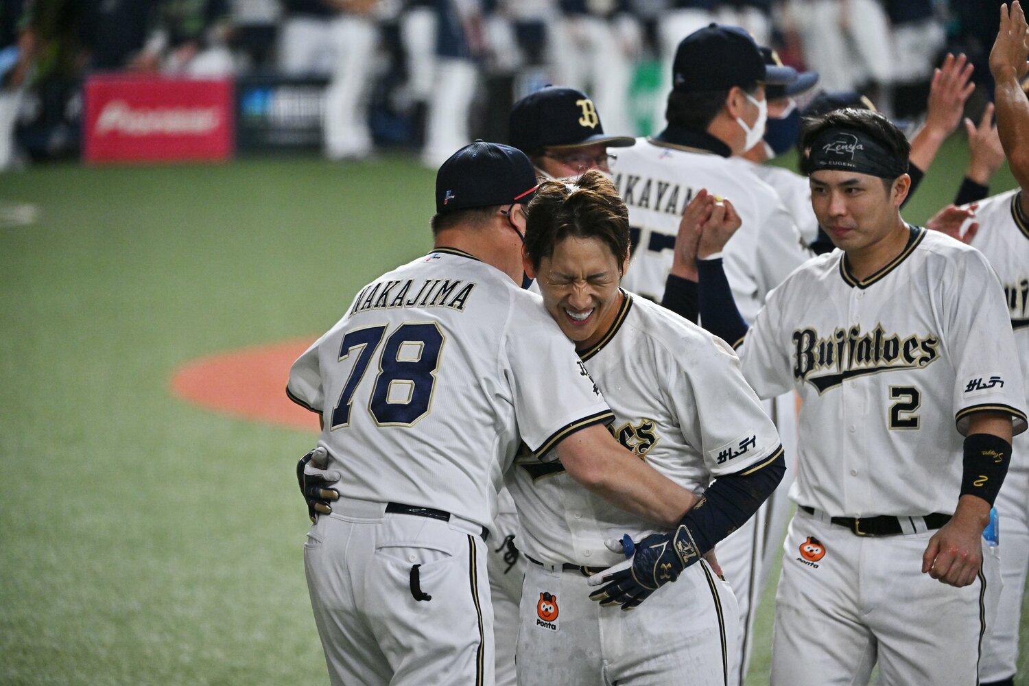 中嶋監督と抱き合う吉田　©︎Hideki Sugiyama