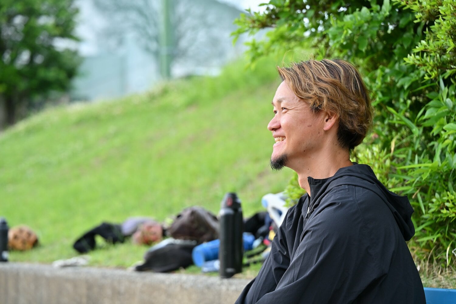 グラウンドでインタビューに答える現在の大和さん ©Hideki Sugiyama