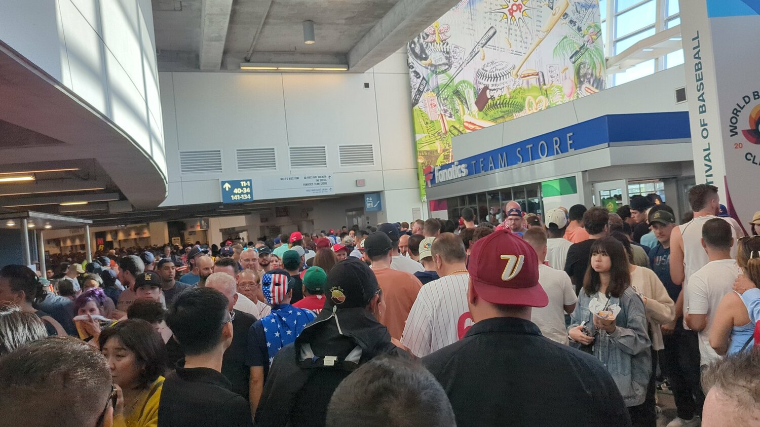 決勝戦試合1時間前。この時間から通路の熱気もすごかった ©Aki