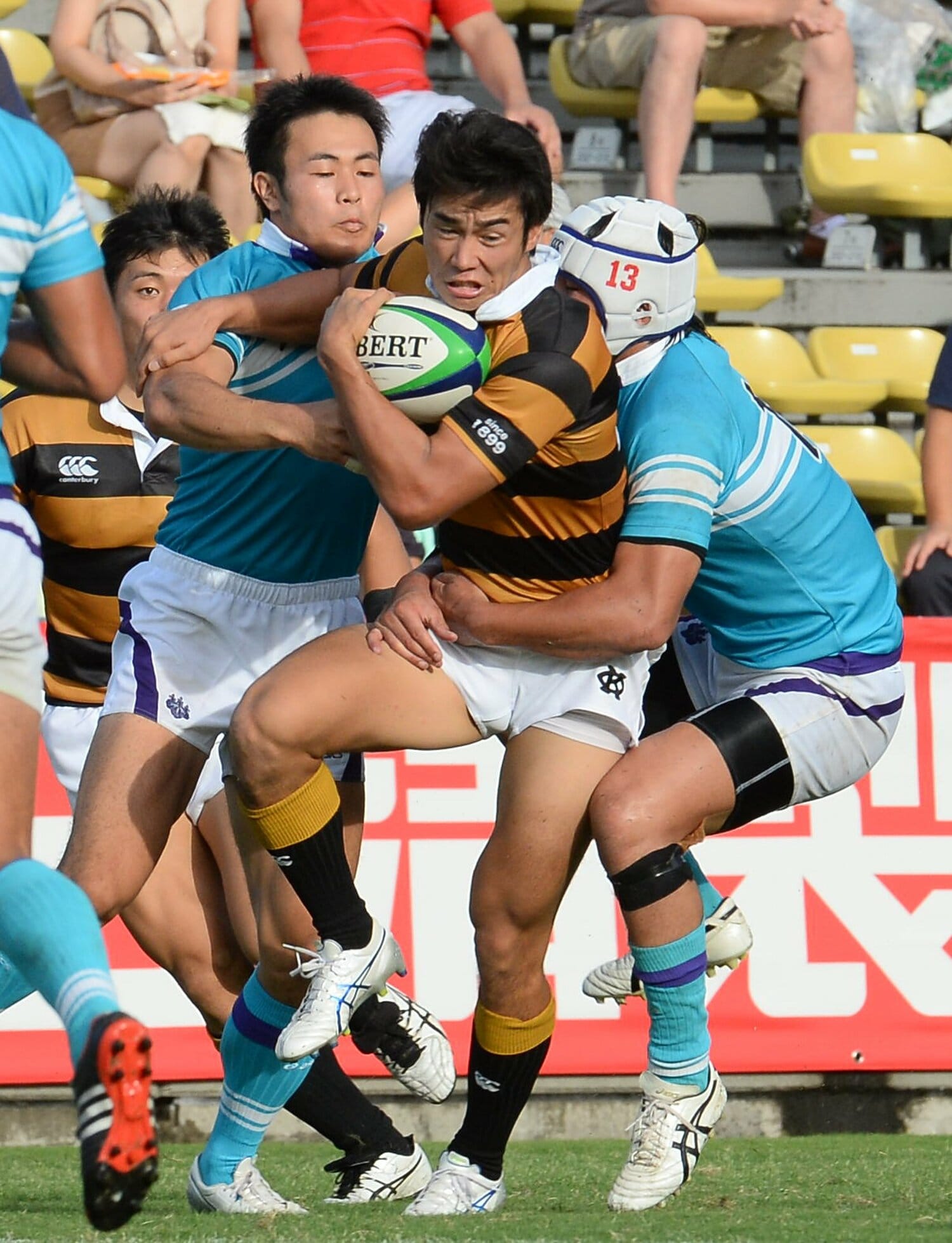 4年時の関東大学対抗戦。タックルを受ける筑波大の福岡堅樹とは、後にパナソニックで共にプレーし大きな刺激を受けることになる　©︎SANKEI SHIMBUN