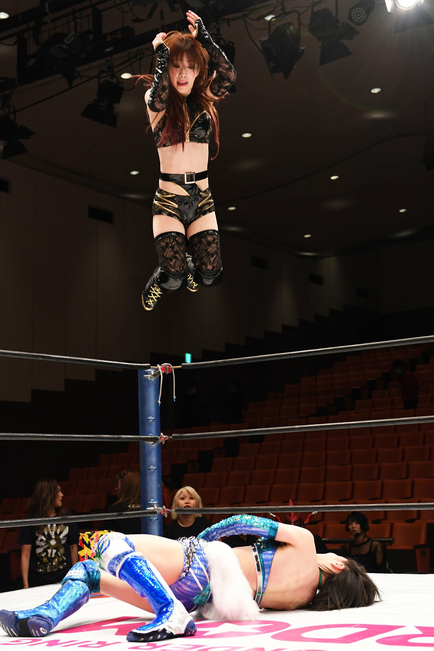 岩谷麻優に飛び掛かる鹿島沙希。2020年3月8日、後楽園ホール　©Essei Hara