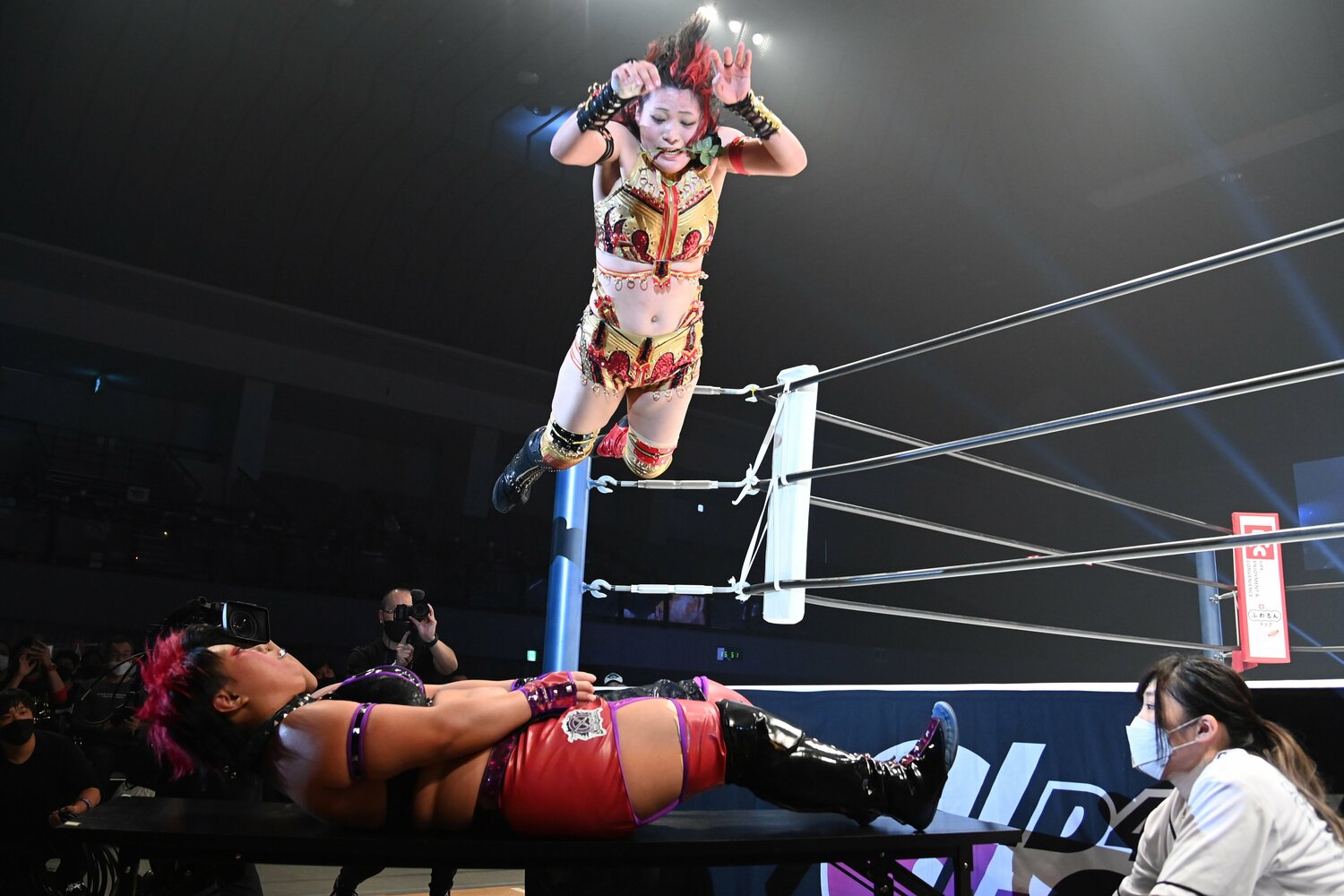 バラをくわえて場外の刀羅ナツコにダイブ　©Masashi Hara