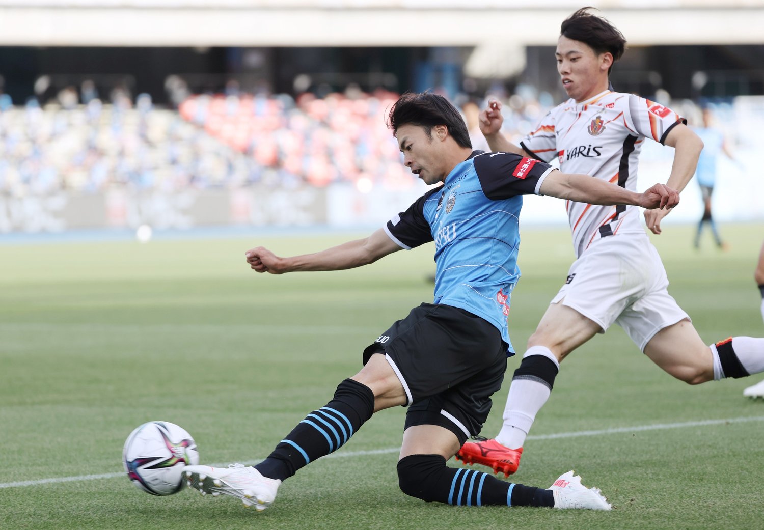 2戦目の後半、山根のゴールをアシストする川崎の三笘薫　©JIJI PRESS