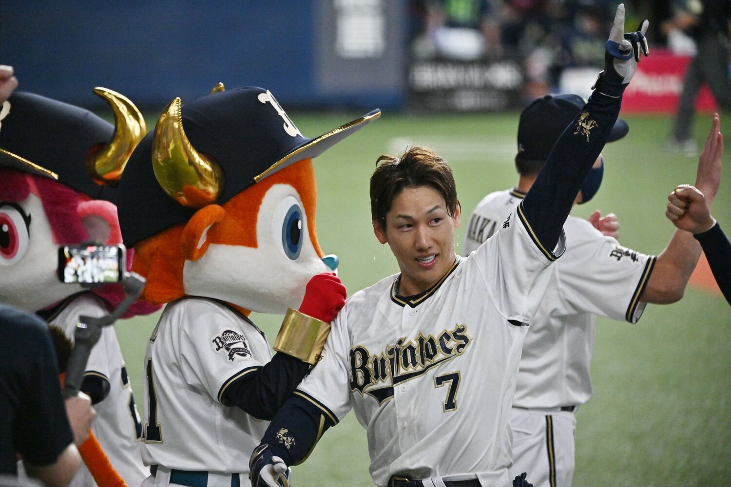 昨年の日本シリーズ第5戦でサヨナラ弾を放ち、ビショビショにされるオリックス時代の吉田正尚　©︎Hideki Sugiyama