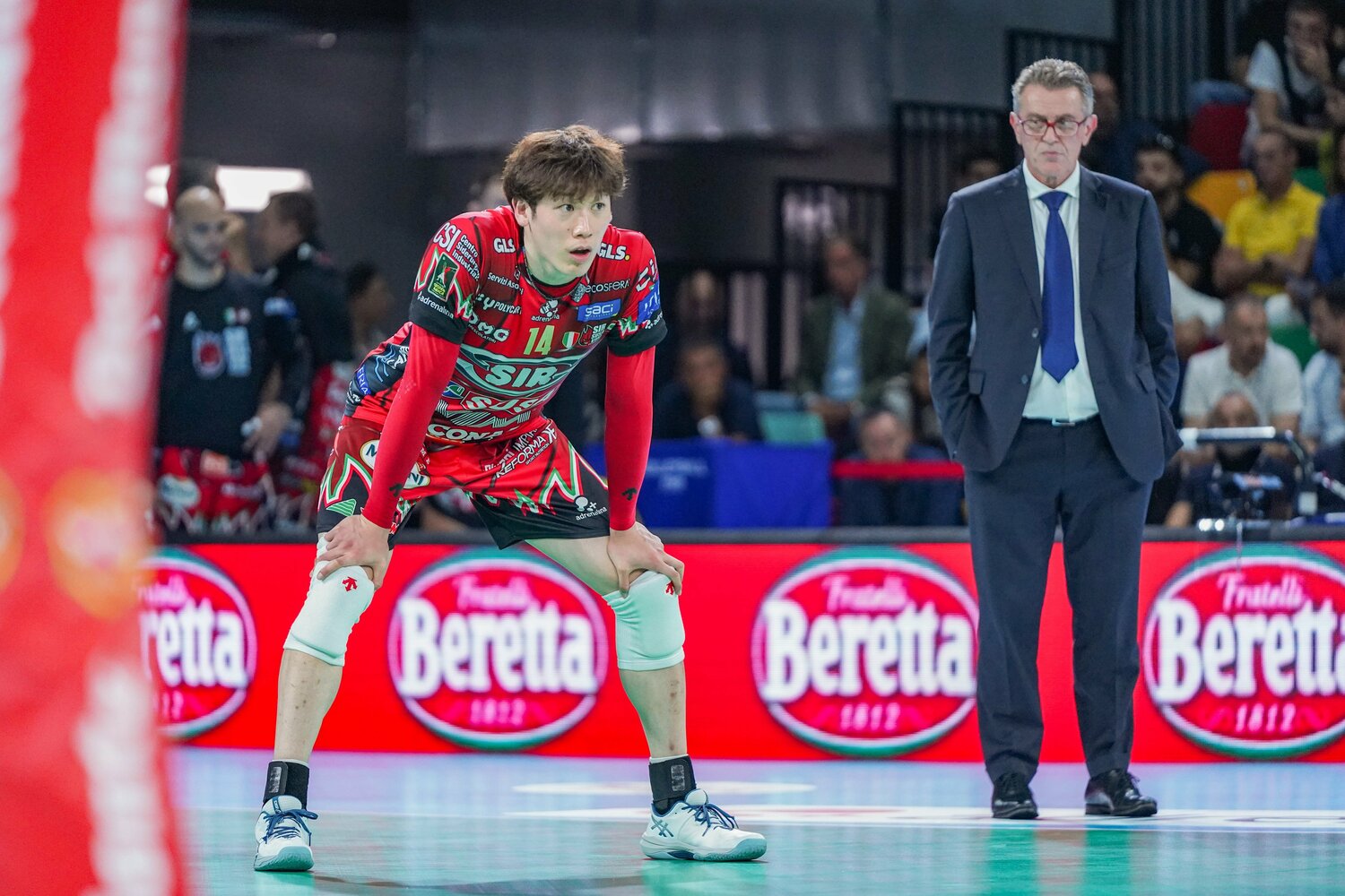 石川祐希を見つめるロレンツェッティ監督（右）　©︎PA Images/AFLO